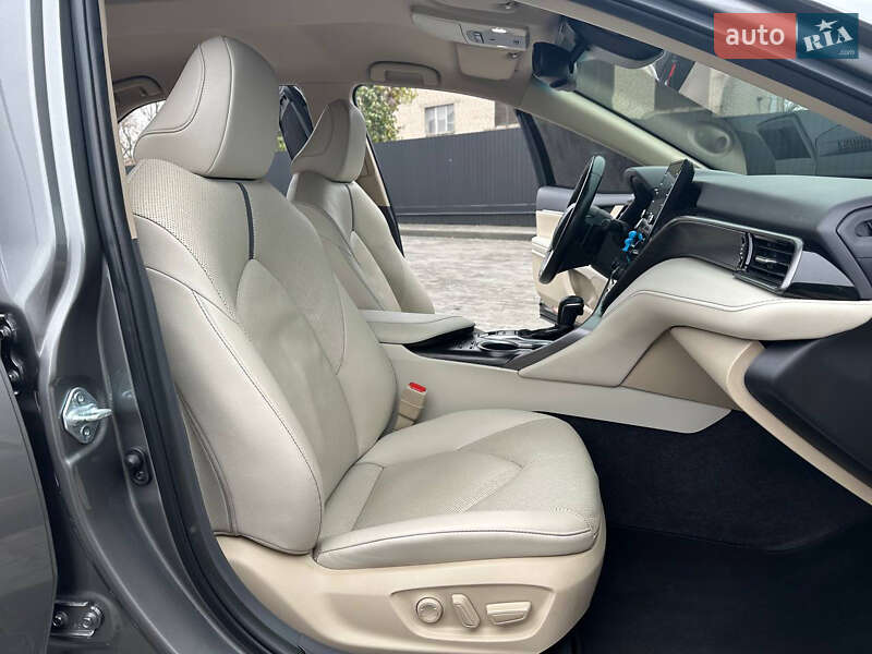Седан Toyota Camry 2021 в Днепре