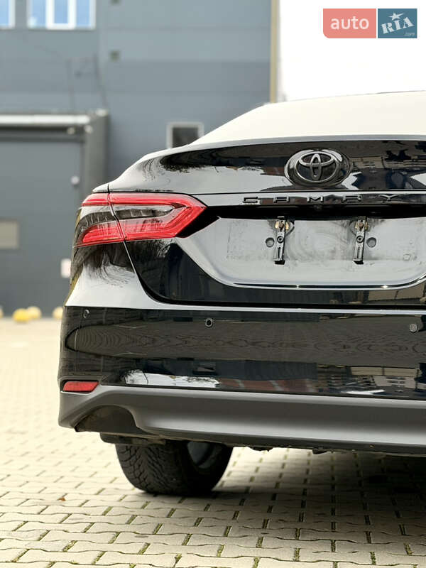 Седан Toyota Camry 2021 в Ужгороде