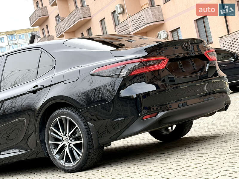 Седан Toyota Camry 2021 в Ужгороде