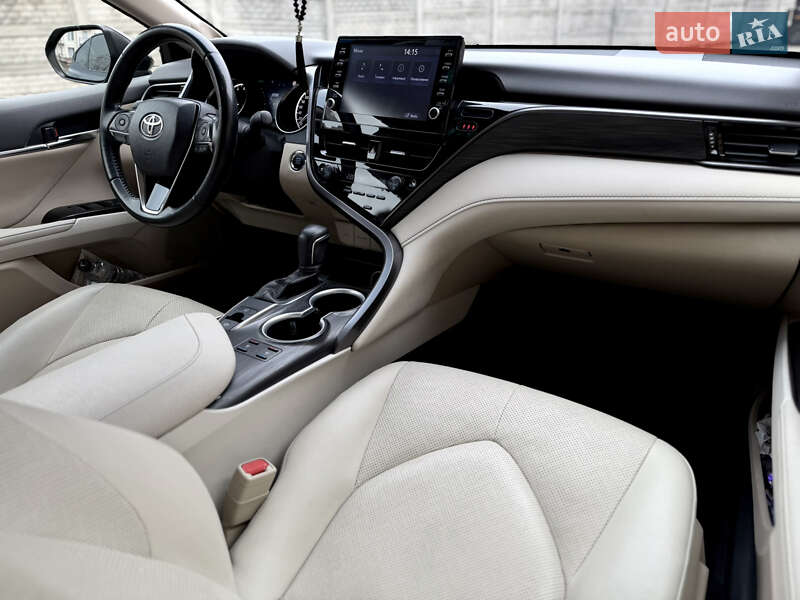 Седан Toyota Camry 2021 в Ужгороде