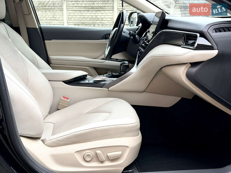 Седан Toyota Camry 2021 в Ужгороде