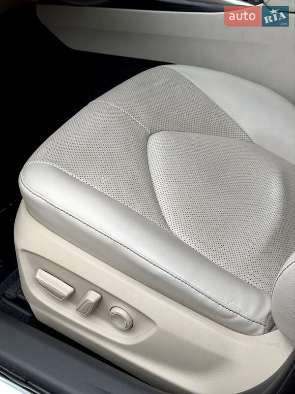 Седан Toyota Camry 2021 в Ужгороде