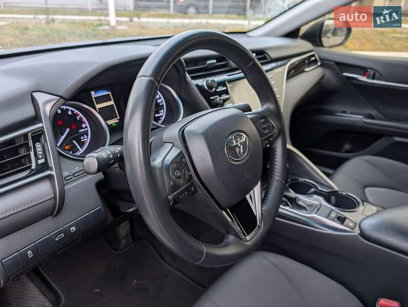 Седан Toyota Camry 2018 в Киеве