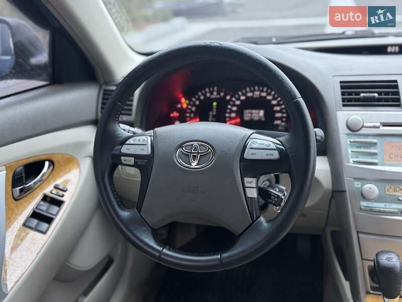 Седан Toyota Camry 2007 в Днепре