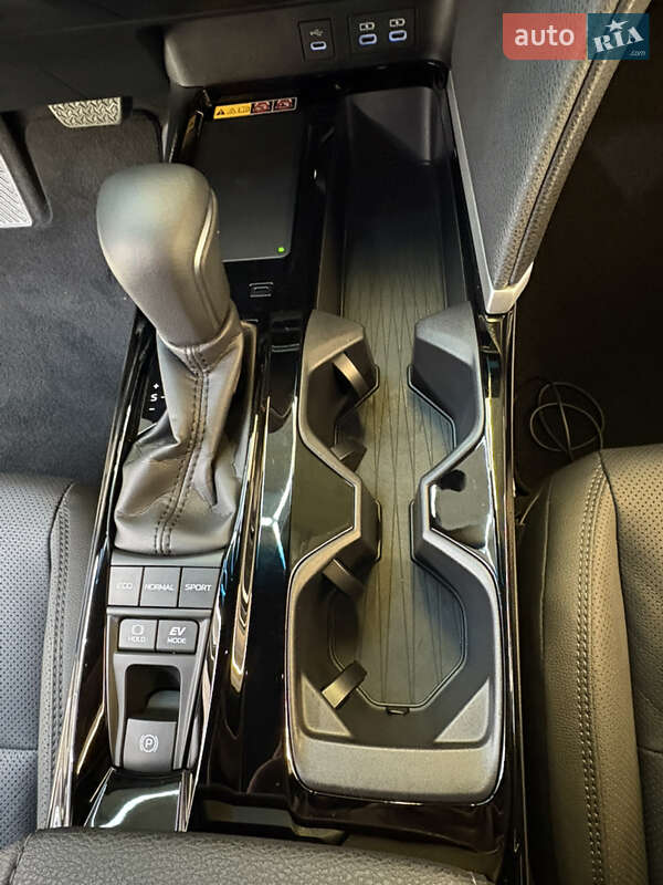 Седан Toyota Camry 2024 в Києві