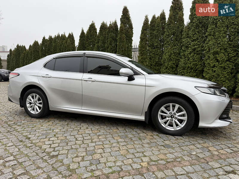 Седан Toyota Camry 2017 в Киеве