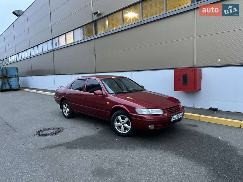 Седан Toyota Camry 1998 в Києві