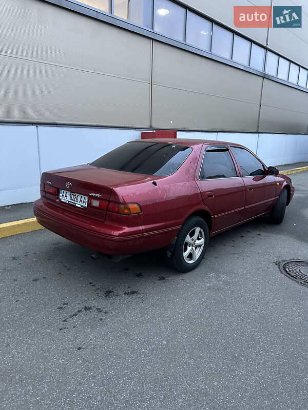 Седан Toyota Camry 1998 в Києві