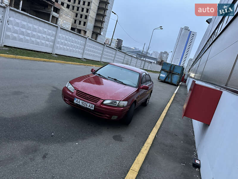 Седан Toyota Camry 1998 в Києві