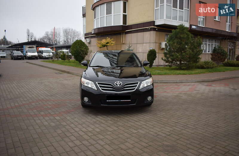 Седан Toyota Camry 2010 в Житомире