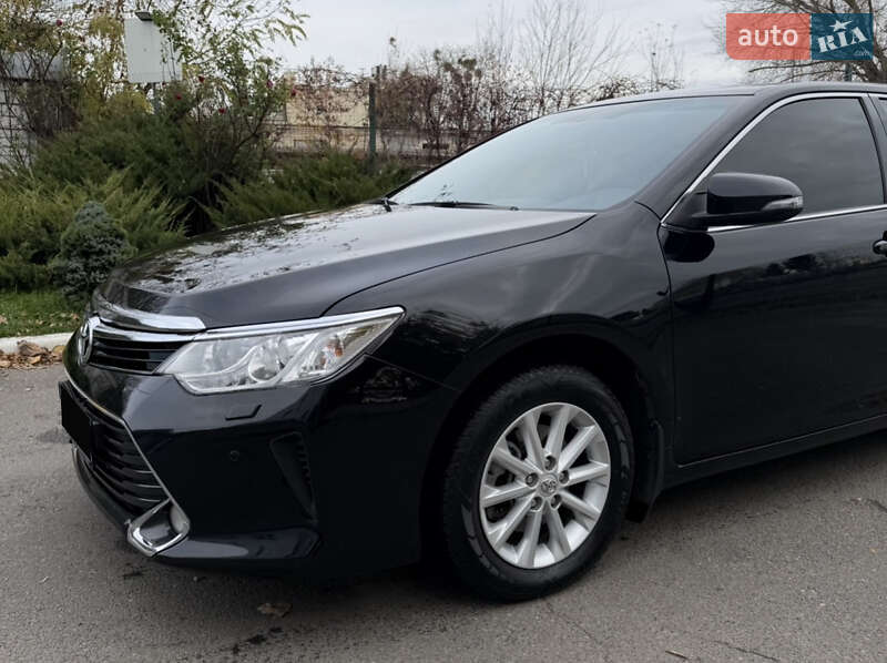 Седан Toyota Camry 2017 в Киеве