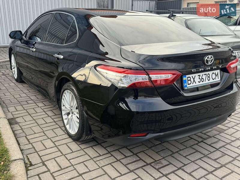 Седан Toyota Camry 2017 в Староконстантинове