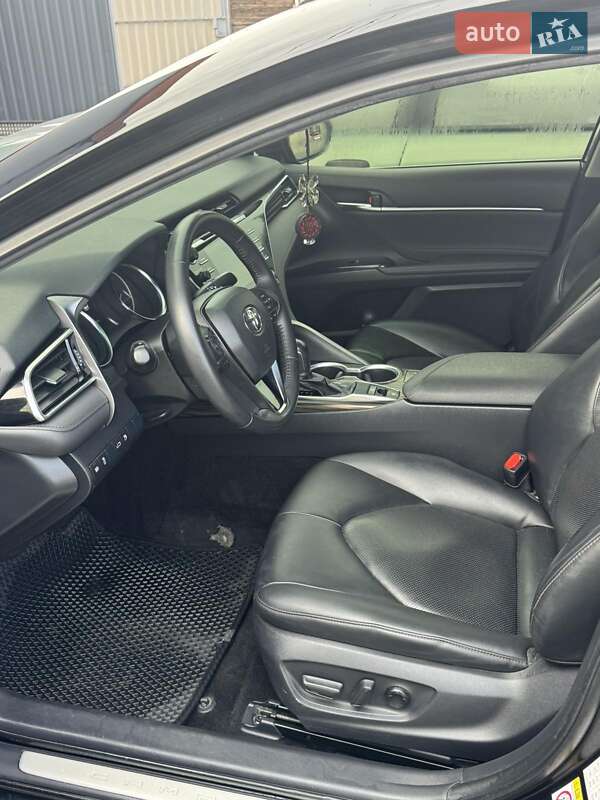 Седан Toyota Camry 2017 в Староконстантинове