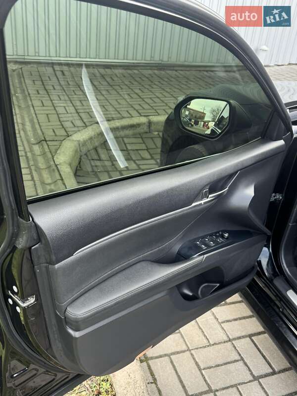 Седан Toyota Camry 2017 в Староконстантинове