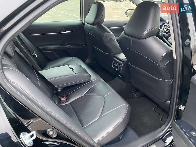 Седан Toyota Camry 2020 в Киеве