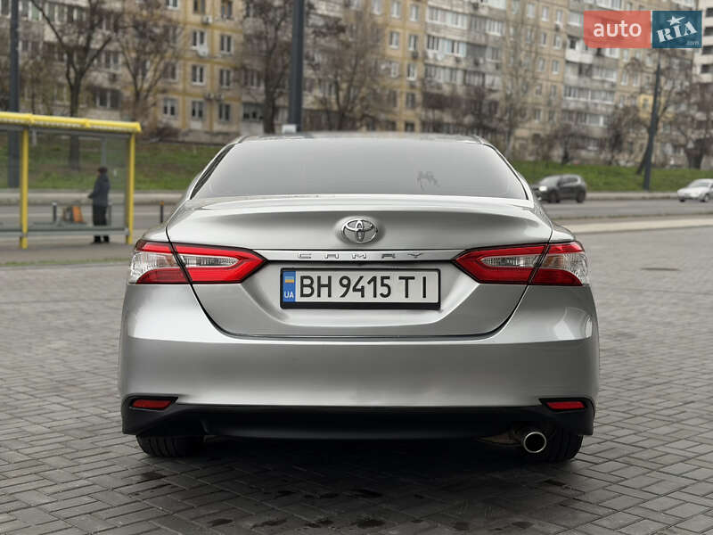 Седан Toyota Camry 2018 в Днепре