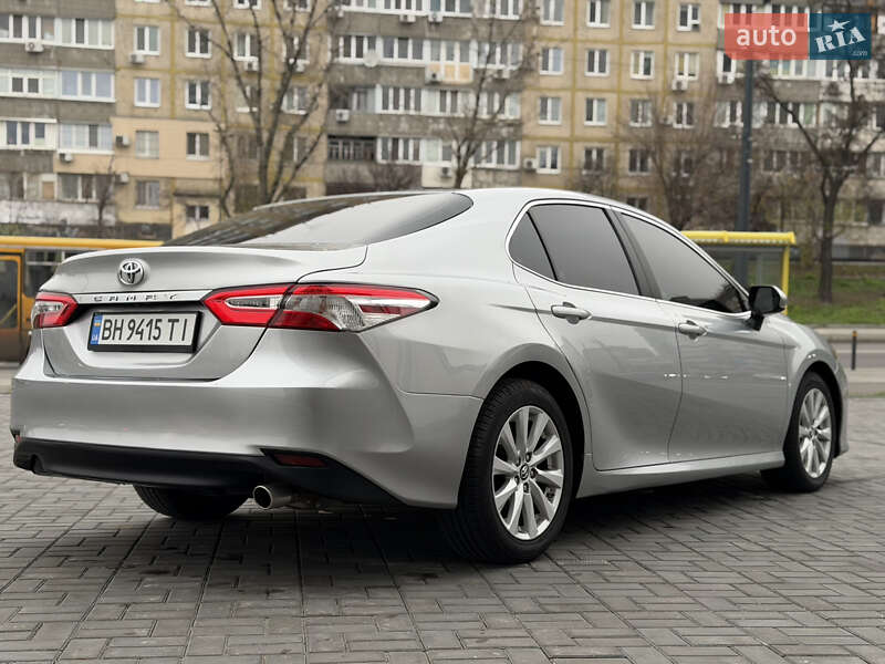 Седан Toyota Camry 2018 в Днепре
