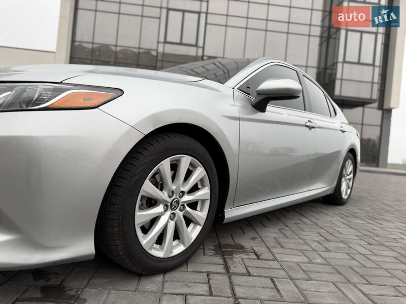 Седан Toyota Camry 2018 в Днепре