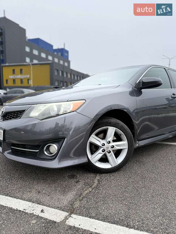 Седан Toyota Camry 2013 в Киеве