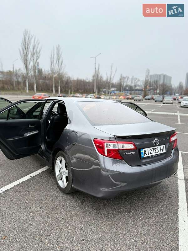 Седан Toyota Camry 2013 в Киеве