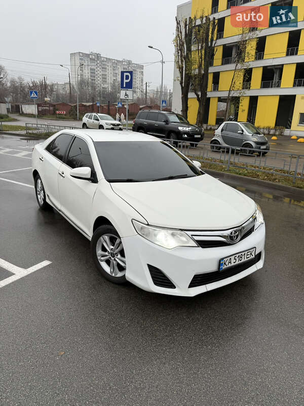 Седан Toyota Camry 2014 в Киеве