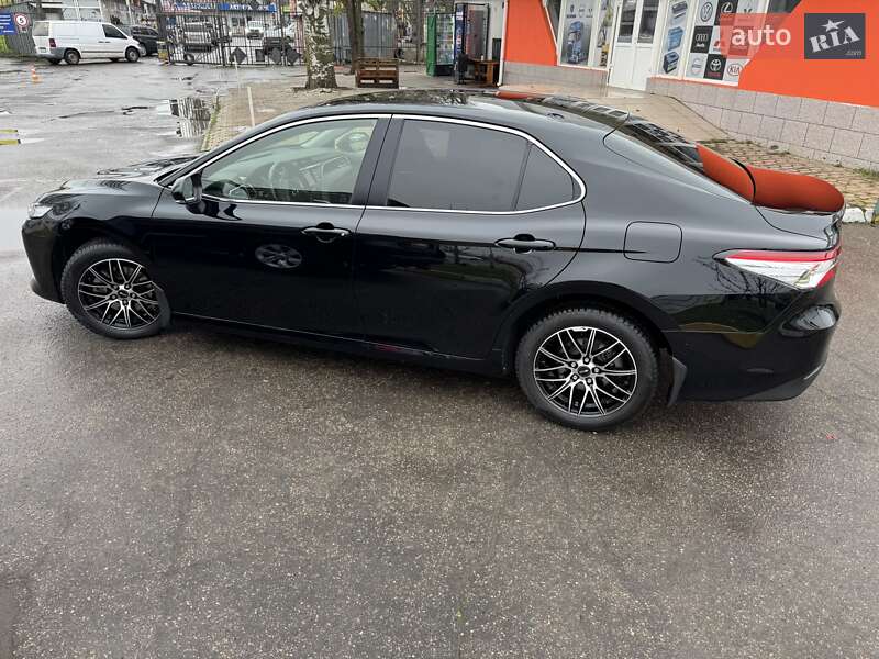 Седан Toyota Camry 2017 в Николаеве