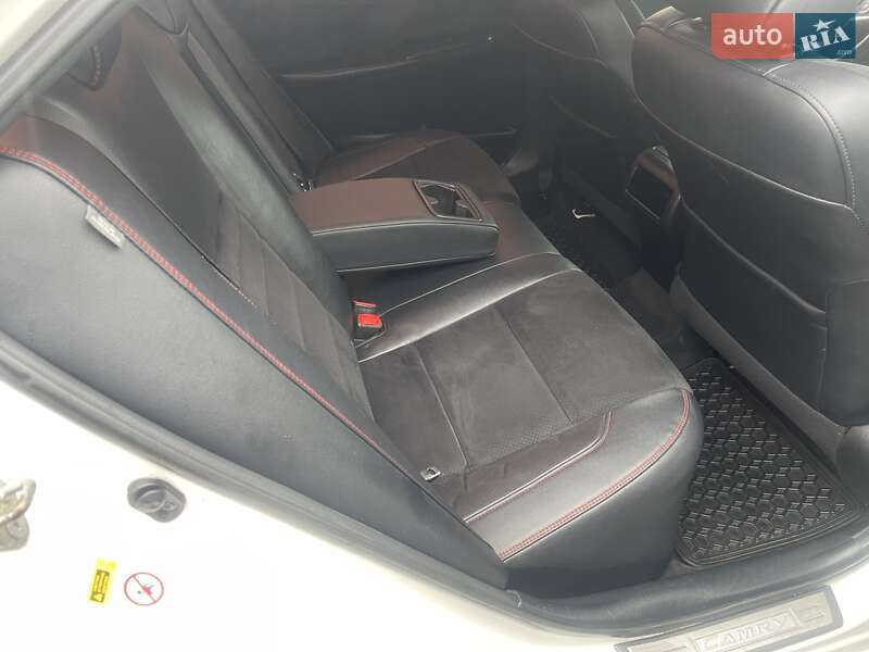 Седан Toyota Camry 2017 в Киеве