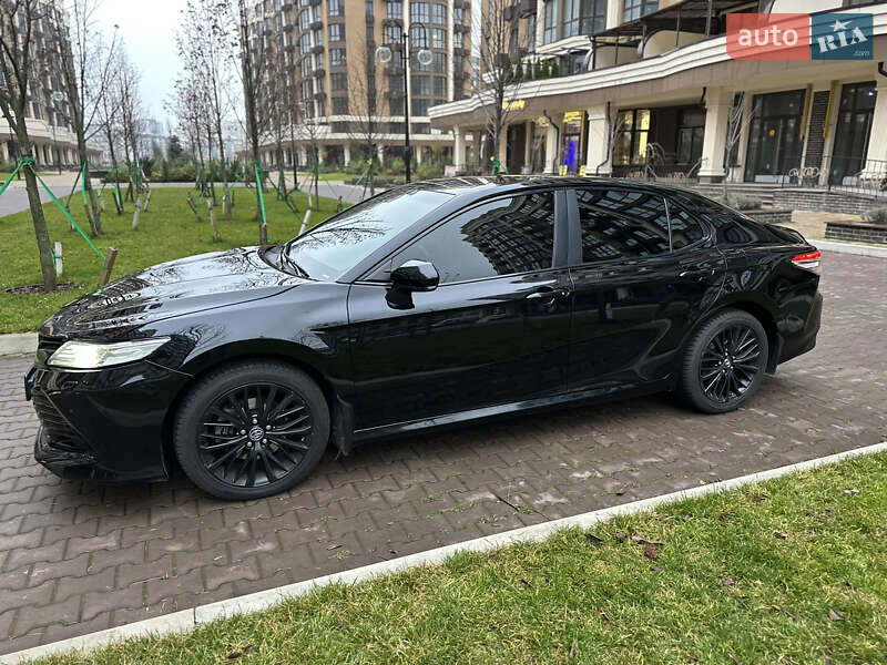 Седан Toyota Camry 2018 в Софиевской Борщаговке