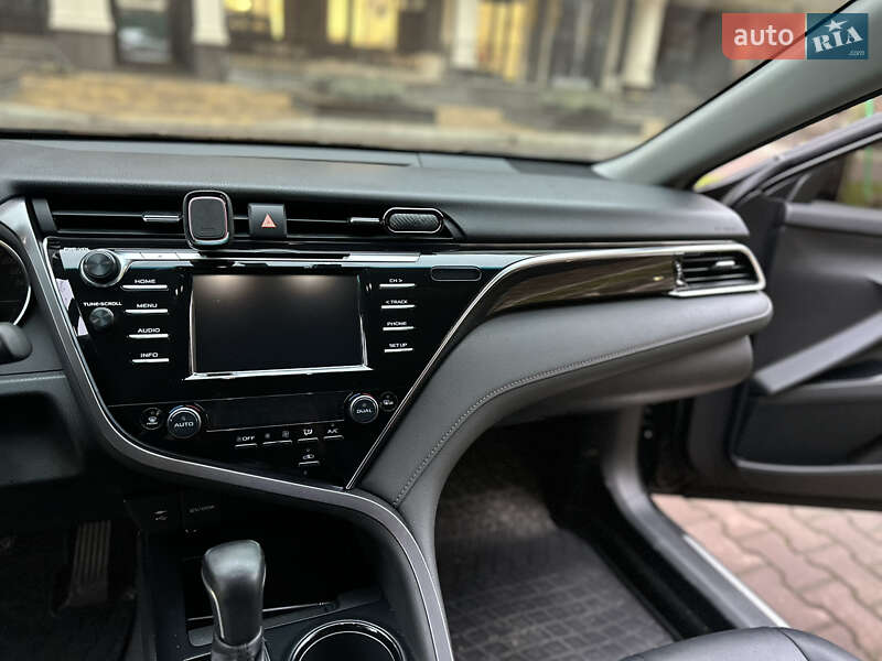 Седан Toyota Camry 2018 в Софиевской Борщаговке