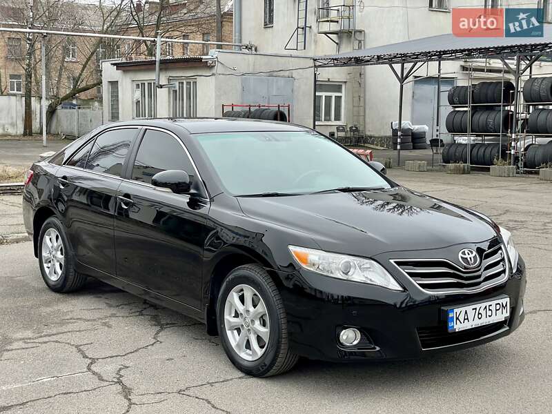 Седан Toyota Camry 2010 в Киеве