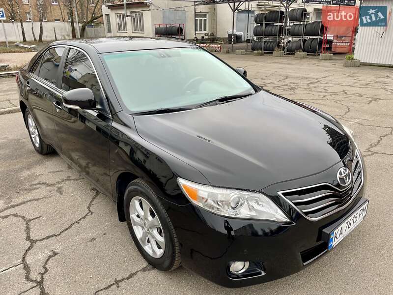Седан Toyota Camry 2010 в Киеве