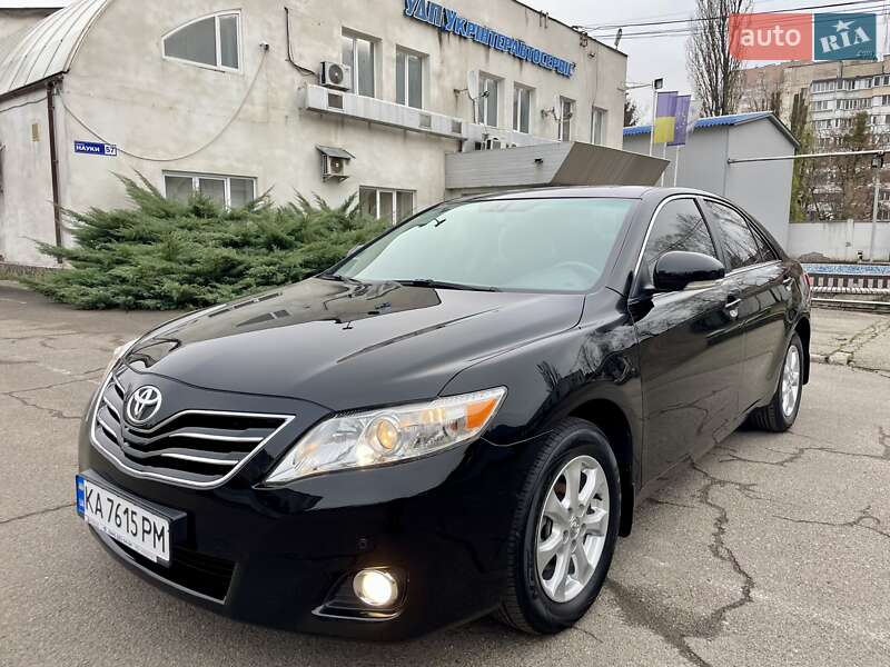 Седан Toyota Camry 2010 в Киеве