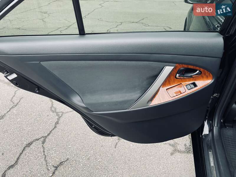 Седан Toyota Camry 2010 в Киеве