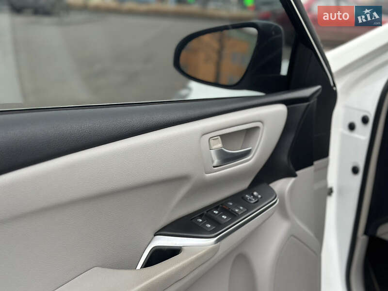 Седан Toyota Camry 2015 в Киеве