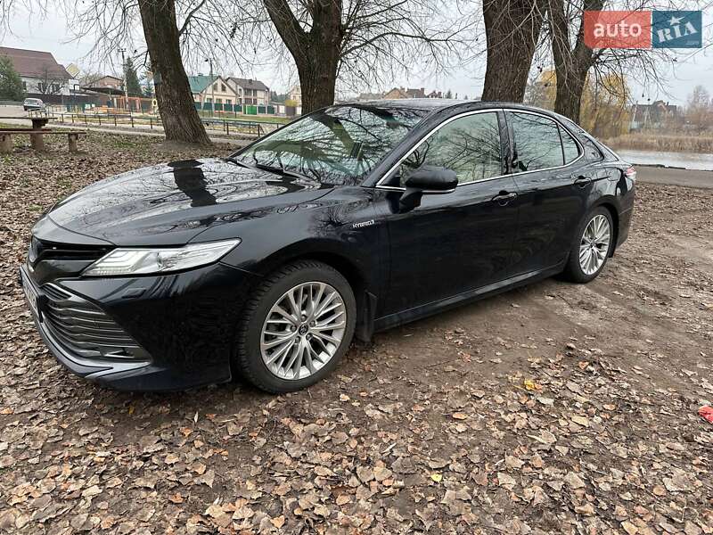 Седан Toyota Camry 2019 в Киеве