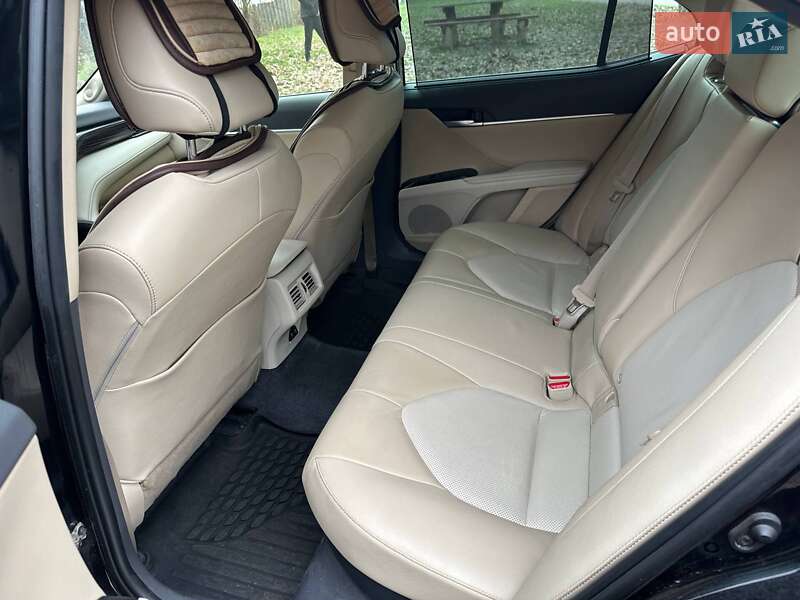 Седан Toyota Camry 2019 в Киеве