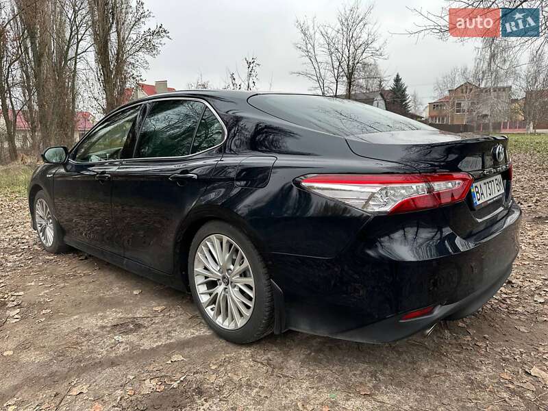 Седан Toyota Camry 2019 в Киеве