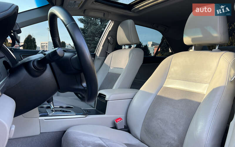 Седан Toyota Camry 2013 в Львові