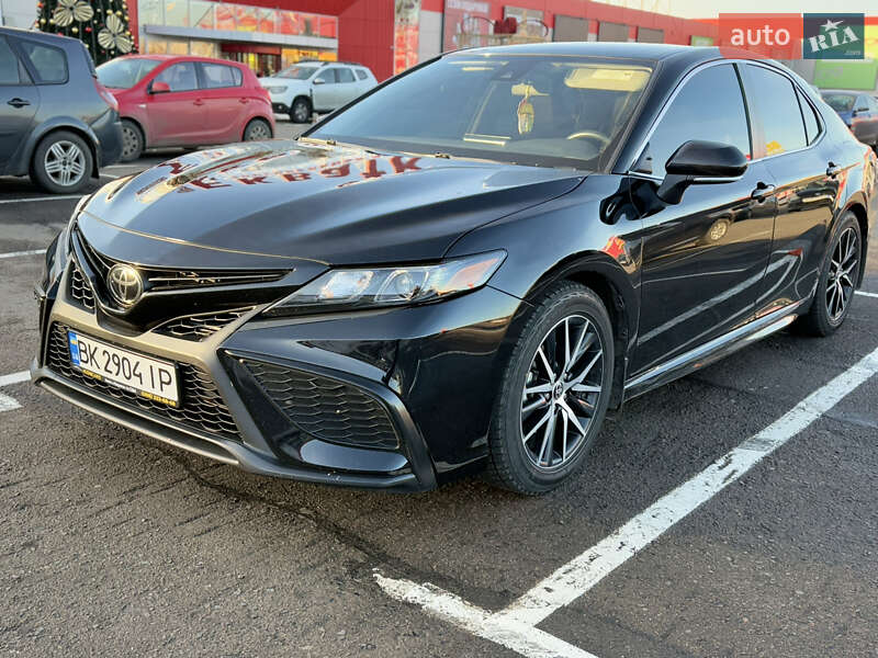 Седан Toyota Camry 2022 в Рівному