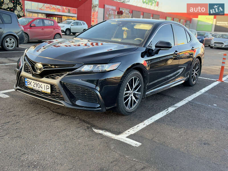 Седан Toyota Camry 2022 в Рівному