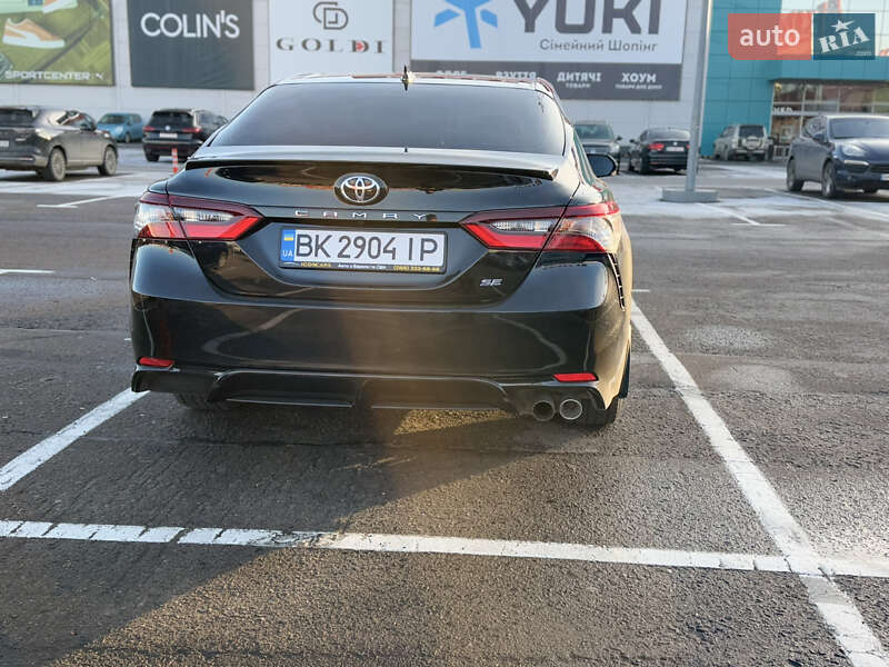 Седан Toyota Camry 2022 в Рівному