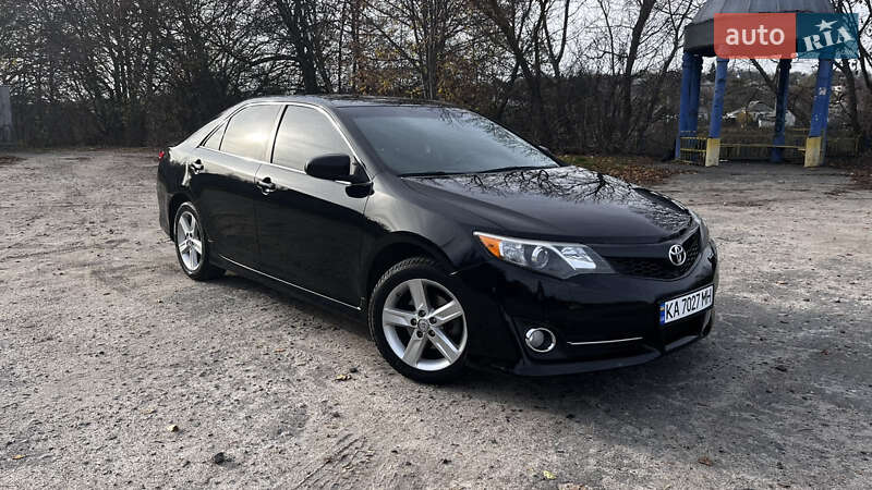 Седан Toyota Camry 2014 в Києві