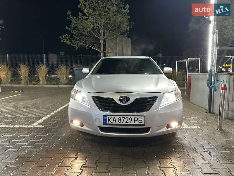 Седан Toyota Camry 2008 в Рівному