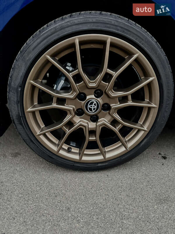 Седан Toyota Camry 2023 в Киеве