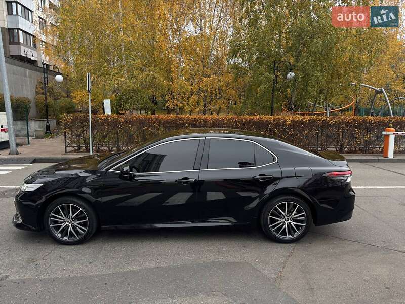 Седан Toyota Camry 2023 в Києві