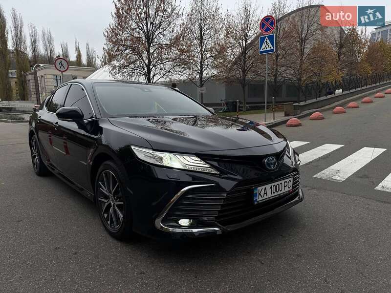Седан Toyota Camry 2023 в Києві