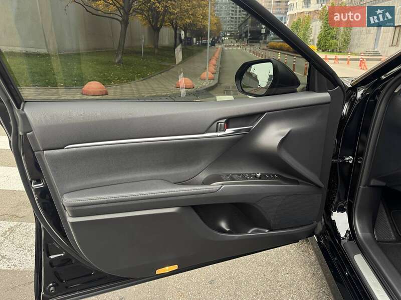 Седан Toyota Camry 2023 в Києві