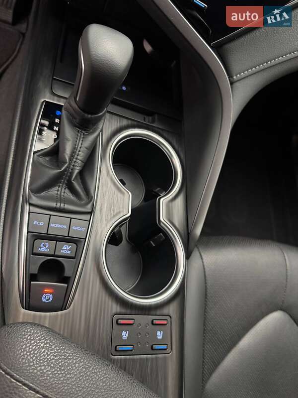 Седан Toyota Camry 2023 в Києві