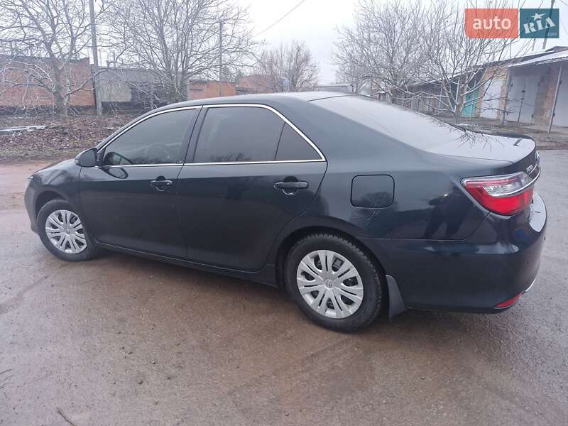 Седан Toyota Camry 2017 в Полтаве