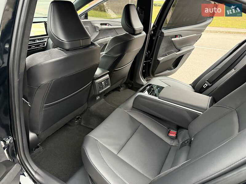 Седан Toyota Camry 2024 в Києві